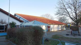 Die großen Dachflächen der Kita Fohlenweide eignen sich gut für die Erzeugung von Sonnenstrom, weshalb die Gemeinde dort zusammen mit der Energiegenossenschaft Starkenburg eine „Bürgersolaranlage“ errichtet.