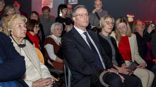 Parteiprominenz im Walzensaal des Industriehofs: Im Zentrum sitzt der pfälzische SPD-Vorsitzende und rheinland-pfälzische Ministerpräsident Alexander Schweitzer, links die große Dame der Speyerer SPD Margarete Boiselle-Vogler (101), Speyers OB Stefanie Seiler und Bundestagsabgeordnete Isabel Mackensen-Geis.