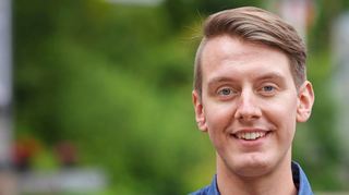 Jonas Greiner kommt direkt aus seiner Heimat Lauscha in zu seinem ersten Auftritt die Brühler Festhalle.
