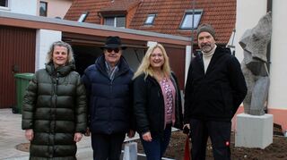 Freuen sich gemeinsam über die Bereicherung des Pocket-Parks: die Leiterin des Amts für Stadtentwicklung Kirsten Hübner-Andelfinger (v. l.), Initiator Trudbert Orth, Bürgermeisterin Patricia Rebmann und Bildhauer Günter Braun.