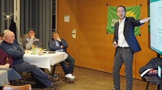 Der Bundestagskandidat der Grünen im Wahlkreis, Dr. Thomas Rink (r.) erläutert beim Neujahrsempfang des Ortsverbandes der Grünen die Notwendigkeit, Maßnahmen zum Schutz des Klimas umgehend zu ergreifen.