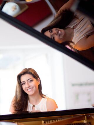 Pianistin Sophie Pacini an ihrem Flügel.