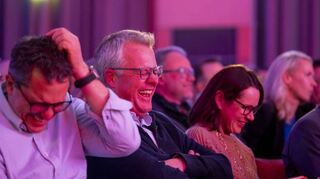 Das Publikum lacht sich scheckig bei der Charity-Nacht von Round Table in der Speyerer Stadthalle.