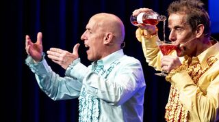Unerreicht ist das Chaostheater Oropax mit Volker und Thomas Martins – der eine kann sogar gleichzeitig einschenken und austrinken.