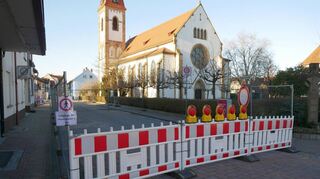 An der Kreuzung zur Mozartstraße ist die kommenden Monate alles dicht: Wegen des Interimskindergartens kann die Bismarckstraße weder von Autofahrern noch von Fußgängern genutzt werden.
