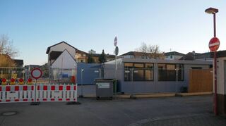 Die Zufahrt zur Bismarckstraße ist nur noch über das schmale Dietzengässel vorbei am provisorischen Kindergarten St. Kilian möglich, weshalb eine Einbahnregelung eingeführt wurde.