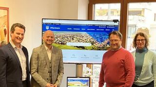 Präsentieren die neue Webseite von Oftersheim: Hautamtsleiter Jens Volpp (v. l.), Bürgermeister Pascal Seidel, Kulturamtsleiter Guido Hillengaß und Petra Pfeifer-Wiest, zuständig für die Presse- und Öffentlichkeitsarbeit.