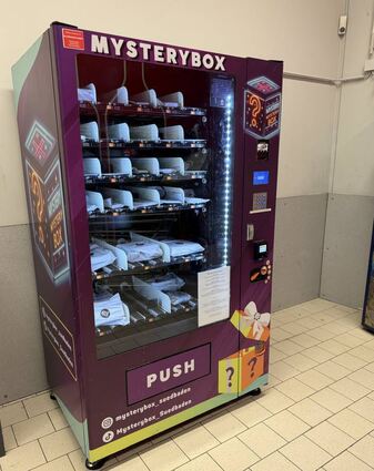 Die Mystery-Box steht seit Kurzem im Eingangsbereich von Kaufland am Schwetzinger Bahnhof.