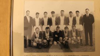 Schon immer in seinem Heimatort und der Region aktiv: Wolfgang Huckele. Als Jugendlicher spielte er hier Fußball in der A-Liga (untere Reihe, 2.v.r). Erinnerungen wie dieses Foto sind ihm wichtig.