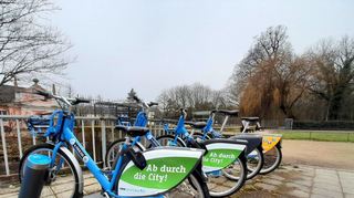 VRNnextbikes an einem Abstellplatz am Schwetzinger Schlossgarten.