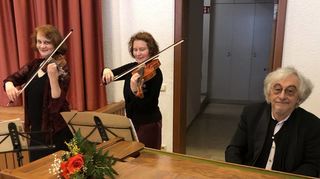 Das Trio Levental aus Susanne Phieler (Violine), ihrer Schwester Stephanie Phieler-Gaidarow (Viola) und Alexander Levental (Klavier) sorgt für die Musik.