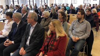 Zahlreiche Menschen aus der Gemeinde, der katholischen Schwestergemeinde, Bürgermeister, Schulleitungen, sowie Mitglieder von Politik und Vereinen sind zum Neujahrsempfang ins Gemeindehaus gekommen.