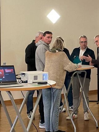 Angeregt diskutieren die Vereinsfunktionäre der HG Oftersheim/Schwetzingen über das Konzept.