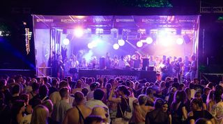 Die Premiere des Eklectric-Horizon-Festivals im Weldegarten in Plankstadt war 2024 ein voller Erfolg: Zahlreiche Besucher versammeln sich vor den verschiedenen Bühnen, um ausgelassen zu der Musik zu tanzen.