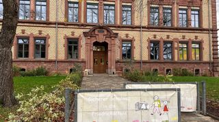 Das Plangebiet rund um die Friedrichschule hat eine Größe von 34 000 Quadratmetern und bildet den Ortskern. Der Bestand durch eine mehrgeschossige Bebauung mit teilweiser rückwärtiger Verdichtung oder Grünflächen geprägt.