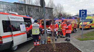 Große Aufregung herrschte am Mittwochmorgen vor der GRN-Klinik in Schwetzingen. Notärzte, Krankenwagen und Feuerwehr-fahrzeuge waren vor Ort, um nach einem Stromausfall in der Klinik eingreifen zu können.