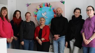 Mitarbeiterinnen und Mitarbeiter freuen sich über die Kunst aus den Kindergärten in ihren Caritas-Büros.
