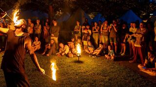 Der Mittelaltermarkt hat für Fans des dunklen Zeitalters einiges zu bieten. Ein Highlight ist die beeindruckende Feuershow, hier von einem Gaukler der Gruppe „Fire of Dragons“ vorgeführt.