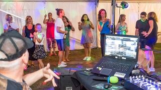 DJ Achim begeistert die Tänzer und Tänzerinnen mit aktuellen Hits beim traditionellen Siedlerfest in der Gemeinde.