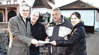 Zuletzt war Lisa Schlüter (r.) mit diesem Bild in unserer Zeitung: 2020 war sie dabei, als die Leichenhalle am städtischen Friedhof optisch und technisch aufgewertet wurde. Mit im Bild Matthias Steffan (v. l.), Joachim Aurisch und Ralf Neumann.