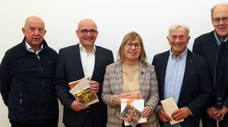Die Badische Heimat Bezirk Schwetzingen mit einem kleinen Festakt und Verabschiedungen im Palais Hirsch: Dieter Burkard (v. l.), Dr. René Pöltl, Gundula Sprenger, Dieter Frodl, Professor Dr. Hermann Wiegand und Dr. Volker Kronemayer.