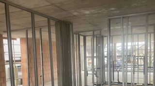 Im Innern des Rohbaus werden die Wände in Trockenbauweise vorbereitet. Sobald die Fenster eingebaut sind, geht es mit dem Innenausbau richtig los.