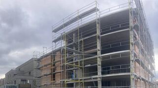 Das steinerne Gemeindewohnhaus steht in einer Reihe mit den Mehrfamilienhäusern aus Holz, die von der Stiftung Schönau errichtet worden sind.