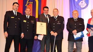 Silvio Schädel (v . l.) Vorsitzender der Kreisfeuerwehrverbandes, Unterkreisführer Matthias Gerlach, Bürgermeister Stefan Weis-brod, Adolf Vögele, Toni Kellner, Maria Willmers und Kommandant Piperno bei der Ehrung langjähriger Mitglieder.