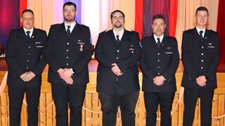 Kommandant Markus Piperno (v. l.), Stefan Grahlert, Joachim Erbrecht, Thomas Kneis und Michael Dietrich werden für langjährige Tätigkeit in der Feuerwehr geehrt.