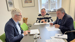 Oberbürgermeister Matthias Steffan (l.) im Gespräch mit Chefredakteur Jürgen Gruler, dem stellvertretenden Redaktionsleiter Andreas Lin und Autor Noah Eschwey (nicht auf dem Bild).