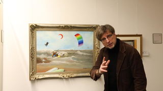 Sven Bleckmann weit die Gäste vor seinem Bild "Kitesurfbären" in seinen Schaffensprozess ein.