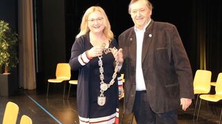 Bürgermeisterin Patricia Rebmann übergibt die Amtskette Stellvertreter Linus Wiegand. Allerdings wird die Kette nun solange in einer Schatullebewahrt, bis eine neue Rathauschefin oder ein neuer Rathauschef gewählt wird.