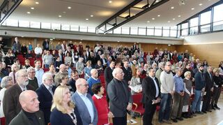 Das Publikum singt das Badnerlied mit, das der Spielmannszug der Freiwilligen Feuerwehr auf der Bühne anstimmt.