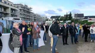 Bei der Grundsteinlegung für die Anlage des Betreuten Wohnens in der „Grünen Mitte“ ist im vergangenen September viel Porminenz vor Ort.