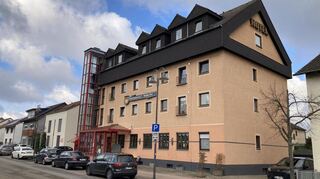 Eigentlich setzt die Gemeindeverwaltung auf eine dezentrale Unterbringung von Geflüchteten, doch angesichts der hohen Zahlen von Menschen aus der Ukraine wird 2024 eine zentrale Unterbringung im ehemaligen Hotel „Brühler Hof“ eingerichtet.