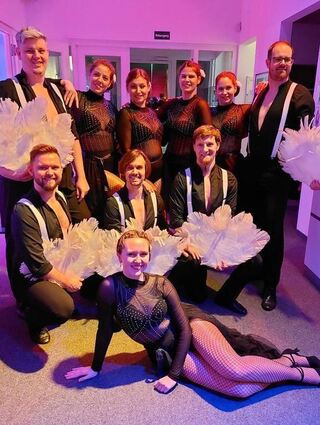 Die Lateinformation Burlesque entführt in die Welt der Moulin Rouge.