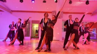 Mit Tango, Quickstep und Slowfox entführt die Standardformation Burlesque in eine andere Welt.