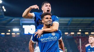 Im Pokal-Achtelfinale gegen Union Berlin setzte Andre Becker für Arminia Bielefeld den Schlusspunkt zum 2:0. Mit ihm jubelt der Ex-Waldhöfer Stefano Russo (oben).
