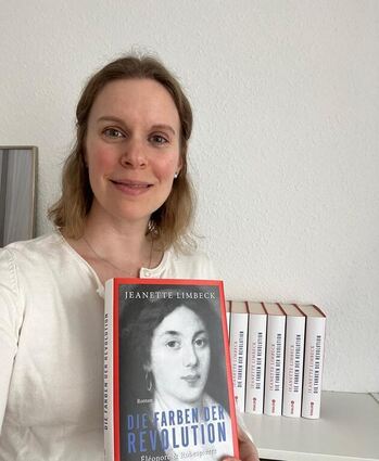 Die Ketscher Autorin Jeanette Limbeck mit ihrem neuen Buch.