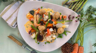 In Jörg Färbers Leipziger Allerlei kommen zu Morcheln und Flusskrebsschwänzen außerdem Blumenkohl, Erbsen, Möhren, Kohlrabi, grüner Spargel und Semmelklößchen auf den Teller. Bild: Jörg Färber/BuchVerlag Leipzig/dpa-tmn