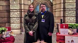 Lea Werle und Stefan Eckert beim Sektempfang am Stadthaus gegenüber des Doms.