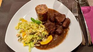 Der Hauptgang im Restaurant Clyne: Hirschgulasch mit Brezelknödel und Wirsinggemüse.