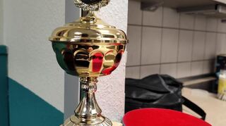 Der Wanderpokal scheint in vollem Glanz.