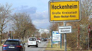 So bleibt es: Das Ortseingangsschild Hockenheim aus Richtung Reilingen kommend mit Blick zum Med-Center (hinten links) erhält keinen Namenszusatz "Rennstadt", nachdem der Antrag der Freien Wähler erneut nicht die erforderliche Mehrheit fand.
