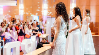 Die Brautmodenschau um 15 Uhr ist ein Highlight der Hochzeitsmesse Hockenheim in der Stadthalle. Was verbindet man schon mehr mit dem Fest als das Brautkleid und den Anzug?