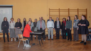 SchwetSingers des Sängerbundes unter der Leitung von Elena Spitzner (vorne am Keyboard) sorgen für den musikalischen Rahmen