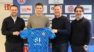 Robin Becker (2.v.l.) bei seiner Vorstellung auf der VfR-Geschäftsstelle. Mit ihm freuen sich (v.l.) Sportvorstand Ali Ibrahimaj, Gechäftsführer Stephan Pfitzenmeier und Hakan Atik von der Sportlichen Leitung.