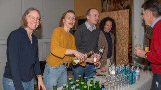 Leichtatlethen am Getränkeausschank: (v. l.) Nina Wallenwein, Annika Zemella, Lukas und Mira Kremer