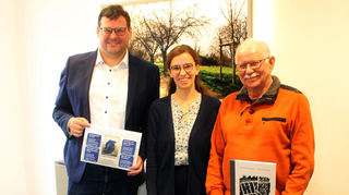 Bürgermeister Nils Drescher (l.) übernimmt die Schirmherrschaft über die Gedenkveranstaltungen der Ev. Kirche für Dietrich Bonhoeffer. Gemeinsam mit Vikarin Annette Weippert und Gemeindemitglied Jürgen Tegge stellen sie die vier Aktionen vor.