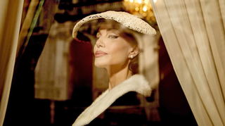 Angelina Jolie spielt die Operndiva Maria Callas – und singt auch streckenweise selbst.